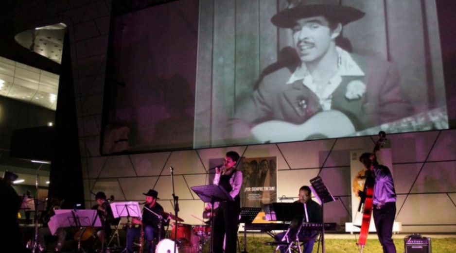 El concierto inició con el tema principal de la película 'El hijo desobediente'. TWITTER / @cinetecamexico