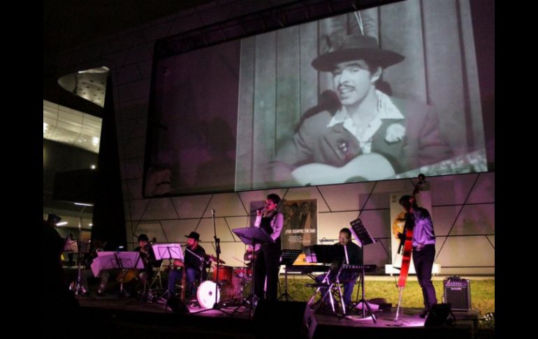 El concierto inició con el tema principal de la película 'El hijo desobediente'. TWITTER / @cinetecamexico