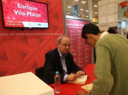 Lego de la charla, el español entregó firmas a los lectores. EL INFORMADOR / M. Vargas