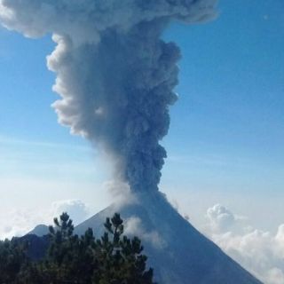 Volcán El Colima emite exhalación de más de 2.5 kilómetros