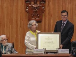 Poniatowska recibió el título de manos del rector de la UdeG, Tonatiuh Bravo. EL INFORMADOR / F. Atilano