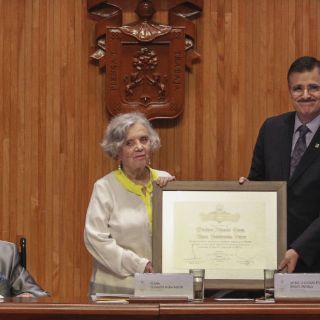 Elena Poniatowska recibe Doctorado Honoris Causa de la UdeG