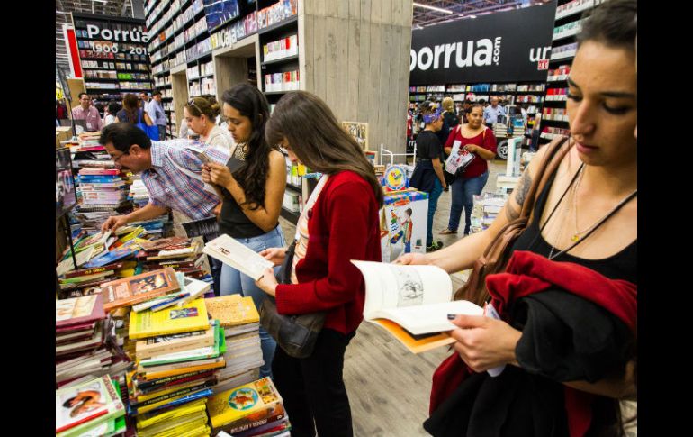 Las editoriales buscan regalarles los libros esperando que los recomienden pero ellos los rechazan si no les interesa. EL INFORMADOR / P. Franco
