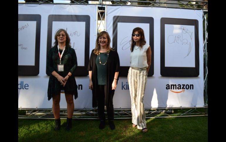 Las autoras Sofía Segovia, Robin Hobb y Carla Guelfenbein realizaron una firma simbólica para promover la modalidad. EL INFORMADOR / S. del Real