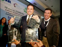 Aristóteles Sandoval recibió en la Ciudad de México los reconocimientos. Lo acompaña Miguel Castro, titular de Sedis. TWITTER / AristotelesSD