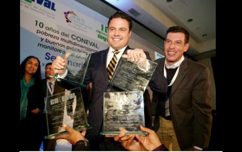 Aristóteles Sandoval recibió en la Ciudad de México los reconocimientos. Lo acompaña Miguel Castro, titular de Sedis. TWITTER / AristotelesSD