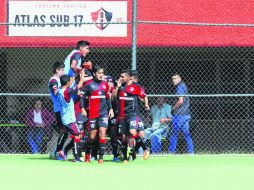 La Sub-17 del Atlas festeja su pase a Semifinales en juego disputado en las instalaciones del Club Atlas Chapalita. ESPECIAL /