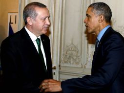 Erdogan y Barack Obama se saludan durante un encuentro en París. AP / Y. Bulbul