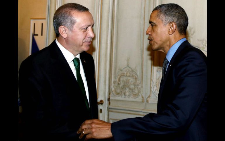 Erdogan y Barack Obama se saludan durante un encuentro en París. AP / Y. Bulbul