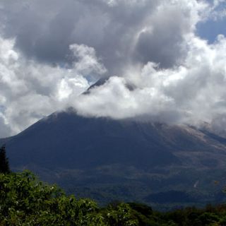 Volcán El Colima lanza fumarola con ceniza de 2.8 kilómetros