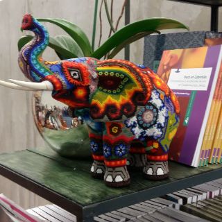 Entre libros, venden artesanías wixárikas en FIL 2015