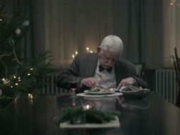 El video cuenta la historia de un anciano cuyos hijos nunca lo visitan, ni siquiera en Navidad. YOUTUBE / EDEKA