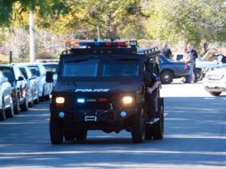 La policía informa que un hombre armado se encuentra en el lugar y que buscan a sospechosos en la zona. AP / D. Saunders