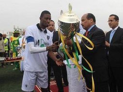 El presidente de Mauritania (der) entrega el trofeo al capitán del equipo ganador. ESPECIAL / ffrim.org