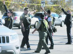 Restricción. Uniformados acordonan los alrededores del Centro Regional Inland, en California. AP /