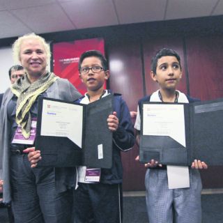 Certifican a estudiantes en el aprendizaje del idioma inglés