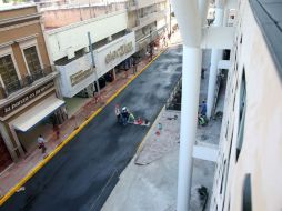 La calle Independencia se encuentra casi lista para ser reabierta al tránsito luego de registrarse hundimientos con la excavación. EL INFORMADOR / M. Vargas