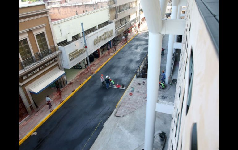 La calle Independencia se encuentra casi lista para ser reabierta al tránsito luego de registrarse hundimientos con la excavación. EL INFORMADOR / M. Vargas