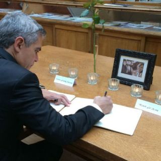 Mancera firma libro de condolencias por mexicanas fallecidas en París