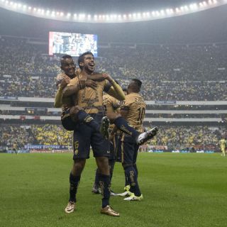 Pumas golea al América en el Azteca