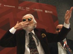 El escritor agradeció de pie con los brazos extendidos la gran ovación que lo recibió en la FIL de Guadalajara. NTX / J. Lira