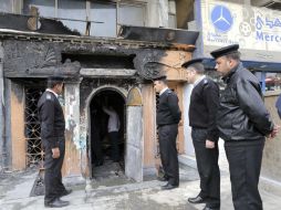 Agentes de seguridad resguardan la fachada del inmueble afectado. EFE / K. Elfiqi