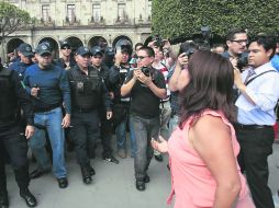 Una manifestante sin identificar encara a la Policía a las afueras del Ayuntamiento tapatío. EL INFORMADOR / R. Tamayo