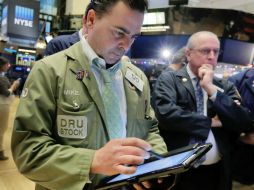 Inversores lidian con la nueva baja en los precios del petróleo. AP / ARCHIVO