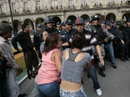 Durante la riña, varios comerciantes lanzaron botellas de vidrio, piedras y palos a los oficiales. EL INFORMADOR / R. Tamayo