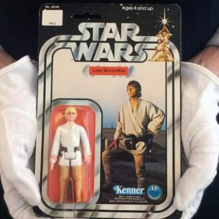 Desde muñecos hasta cascos, 'Star Wars' sale a subasta