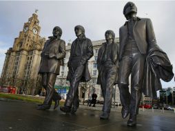 La impotente estatua de bronce que pesa 1.2 toneladas fue inaugurada en la ribera del rio Mersey. AFP / P. Byrne