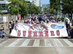 Ante la presencia de agentes el bloqueo de la carretera Cuernavaca-Acapulco duró sólo unos minutos. SUN / ARCHIVO