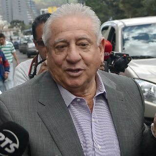 Se entrega presidente de federación de futbol de Ecuador