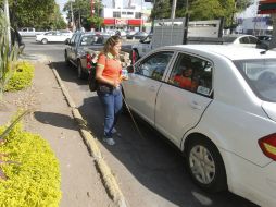 Sandra ha sido rechazada por cinco empresas a las que fue a pedir empleo; para sobrevivir vende dulces en la calle. EL INFORMADOR / A. Camacho