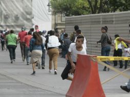 En un lugar se desplegó un operativo antimotines para controlar a los manifestantes, que respondieron lanzando piedras y botellas. EL INFORMADOR / R. Tamayo
