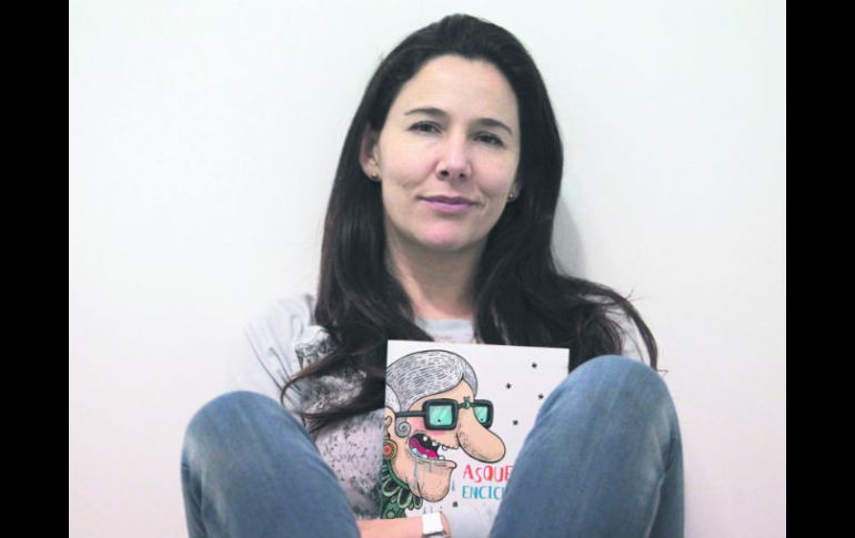 La autora se ha divertido con este libro, donde escribe con pelos y señales sobre las asquerosidades. EL INFORMADOR / F. Atilano