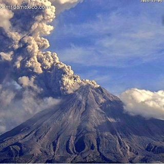Volcán El Colima emite furmarola de 1.4 kilómetros con ceniza