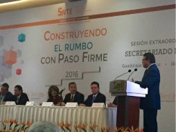 Durante la sesión ''Construyendo el rumbo con paso firme'', Juan Díaz afirma que la reforma educativa es un proceso que será superado. TWITTER / @Seccion50SNTE