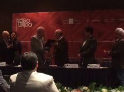 Sarukáh fue reconocido por su aportación a la ecología en una ceremonia en la que Raúl Padilla López le entregó el premio. TWITTER / @sgrafm