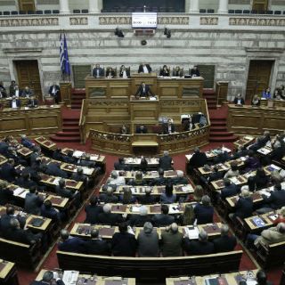 Grecia adopta 'duro' presupuesto para 2016