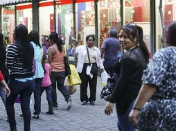 A pesar del retiro de comerciantes ambulantes en el Centro de Guadalajara, algunos se las ingenian para seguir con sus ventas. EL INFORMADOR / A. García