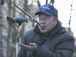 Todos las tardes, no obstante el frío, les enseñan a hacer diversos trucos. EFE / Rolex de la Peña