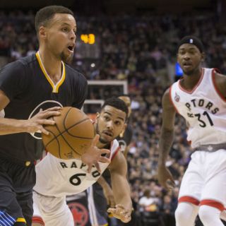 Curry y Warriors siguen imparables