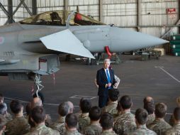 El ministro de Defensa visita la base aérea británica en Chipre, destinada a la misión en Siria. AP / P. Vrionides