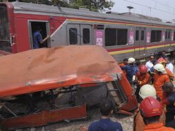 El conductor ignoró las señales de advertencia para cruzar la vía, por lo que su vehículo fue arrollado. AP /