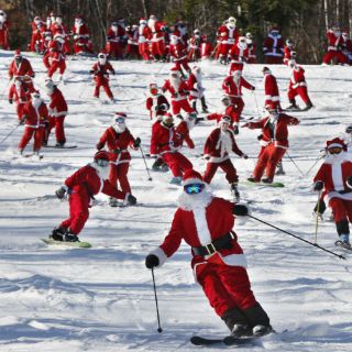 Decenas de Santa Claus esquían para evento benéfico