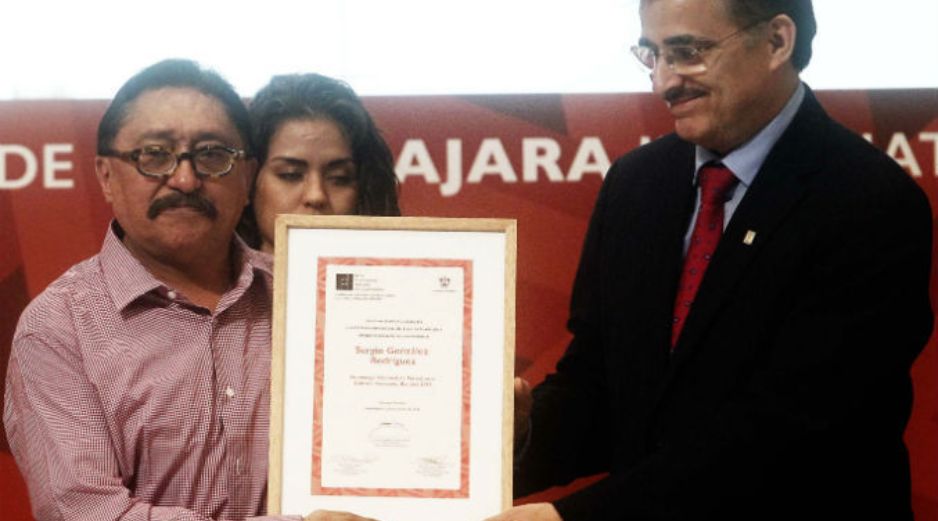 El rector general de la UdeG Tonatiuh Bravo Padilla (derecha) entrega el reconocimiento a la trayectoria de Sergio González Rodríguez. EL INFORMADOR / E. Barrera