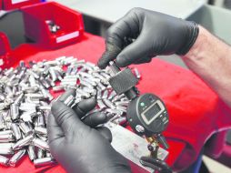 Un trabajador de una fábrica de balas en Utah revisa el calibre .45 antes de ser empaquetado para su venta. EFE / ARCHIVO