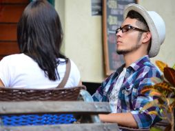 Señalan que parte fundamental son los lentes, que lejos de dar una apariencia ñoña, vuelve 'cool' a quien los usa. EL INFORMADOR / ARCHIVO