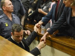 Óscar Pistorius mató de cuatro disparos a su novia Reeva Steenkamp la noche de San Valentín de 2013. AP / ARCHIVO
